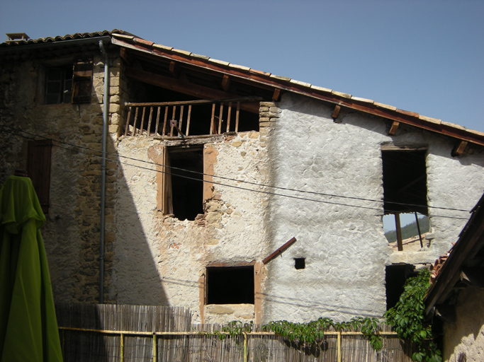 Village, parcelle 1990 D3 476 ; 475. Vue de détail de la façade avec niveau du séchoir.