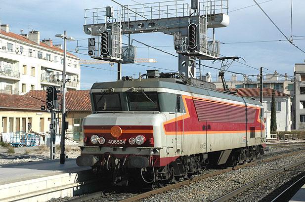 La CC 6534 appartenant à la sous-série des CC 6501 à 6538, vue ici à Marseille-Saint Charles.