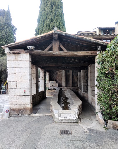 Fontaine-lavoir dite Grande fontaine (2022 AH 04). Vue d'ensemble prise du sud.