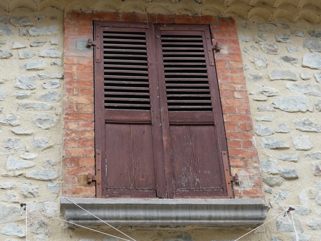 Elévation ouest, second niveau. Fenêtre avec encadrement en brique à plate-bande et appui saillant mouluré en ciment.