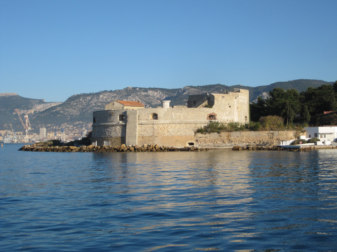 Toulon. Vue de la tour royale depuis la mer.