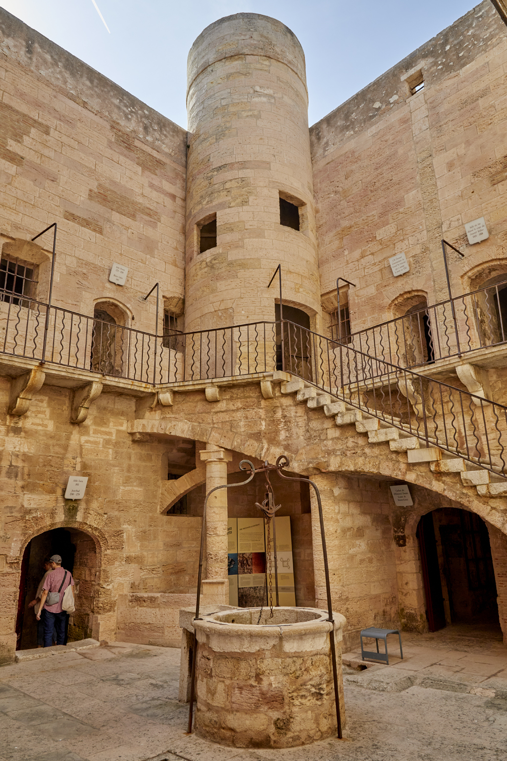 Donjon, cour intérieure, façades, grand escalier et tourelle de la vis d'angle