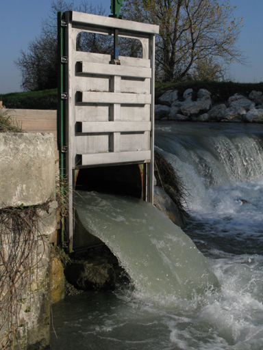 barrage réaménagé en seuil de passage