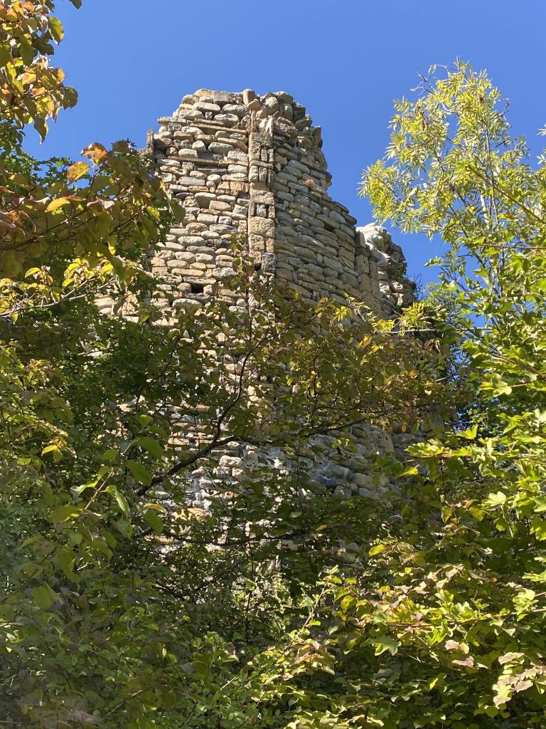 Vue du chevet de l'église de la Paroisse à Savines-le-Lac : ruines.