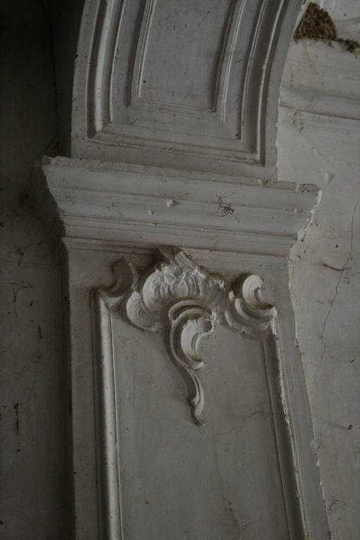 Castellane. Château d'Eoulx. Cage d'escalier, palier de l'étage carré. Pilastre recevant un ornement rocaille en gypserie (détail de l'ornement auriculaire).