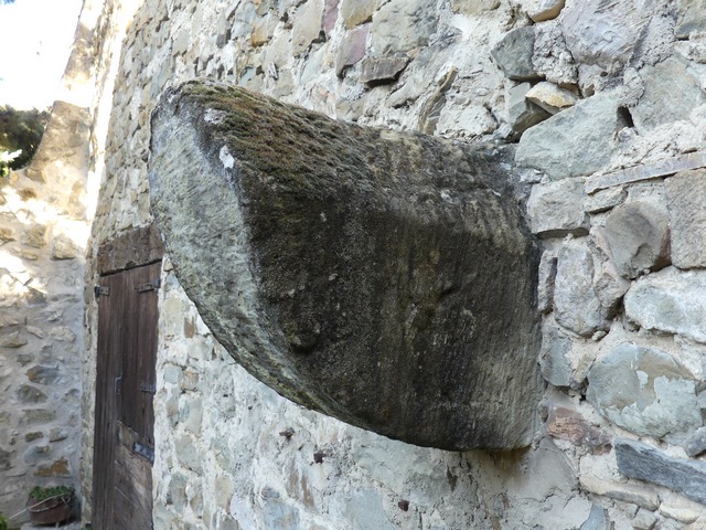 Bâtiment sud. Pignon sud, premier niveau. Corbeau de l'avaloir du four.