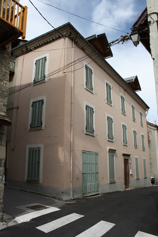 Ancien hôtel Roux puis Scotti (parcelle E 231) en bordure de la route départementale 2 qui traverse la partie sud du village.