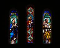 Ensemble de trois verrières à personnage : Vierge, Christ du Sacré-Cœur, saint Joseph et l'Enfant