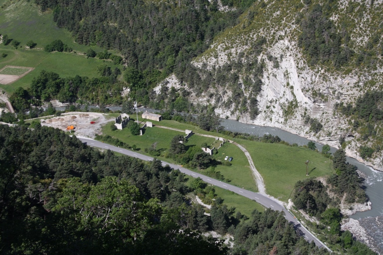 Le site de Plan de lys depuis le nord-est et la route départementale D 908 menant à la Colle-Saint-Michel.