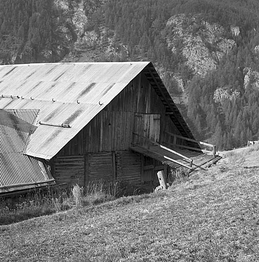 Pignon nord et passerelle d'accès à la grange haute.