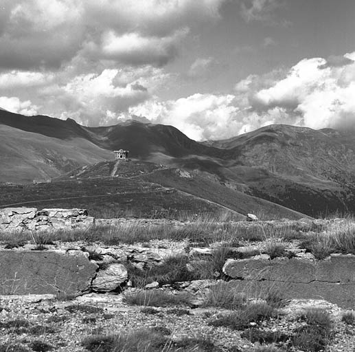 Vue lointaine prise depuis l'ouvrage de la Forca.