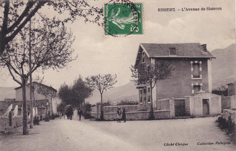 Ribiers. L'avenue de Sisteron. [Vue de situation de la maison prise du nord-est], début du 20e siècle (après 1907).