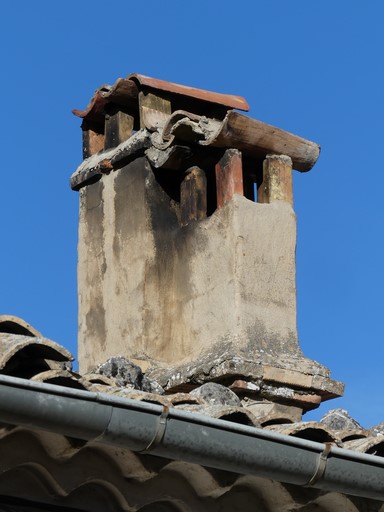 Souche de cheminée avec couvrement en tuile creuse. Maison située rue de la Forge au bourg de Ribiers (parcelle 1998 E2 1810).
