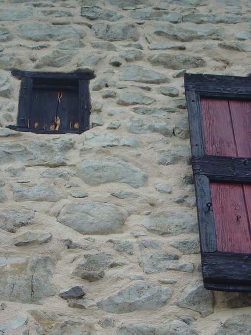 Le village. Détail de la maçonnerie de grès de la maison occupant la parcelle AC 595.