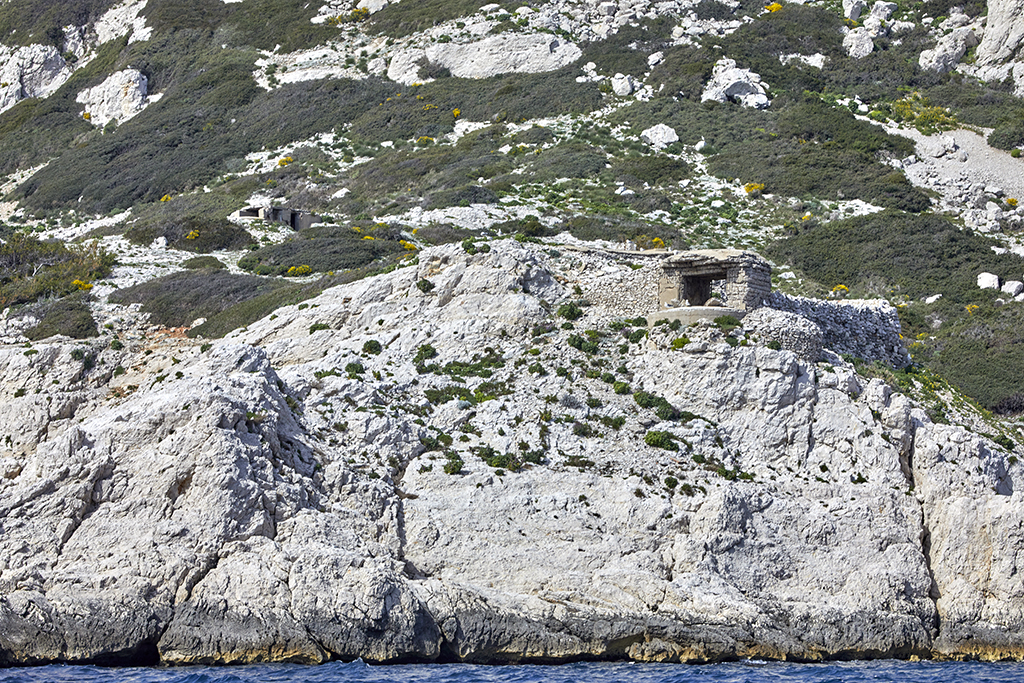 Poste photo-électrique, abri de combat vu de la mer, à l'arrière à gauche, poste de commande 