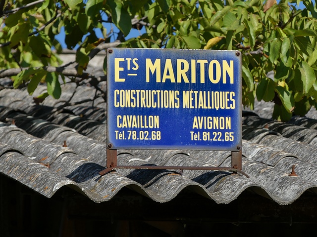 Plaque de fabricant sur un hangar métallique,aux Basses Graves.