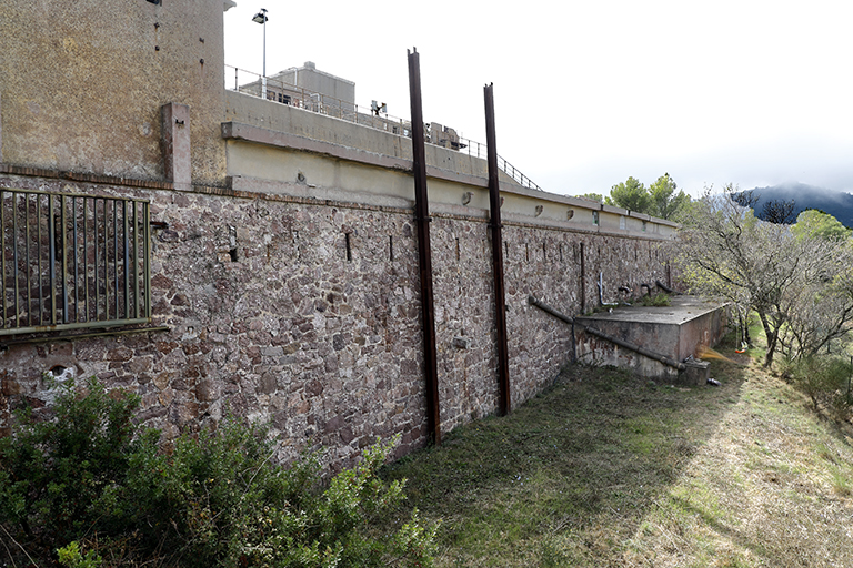 Revêtement d'enceinte de la batterie, détail du front de gorge de l'aile droite, mur-parapet crénelé devant la cour du casernement