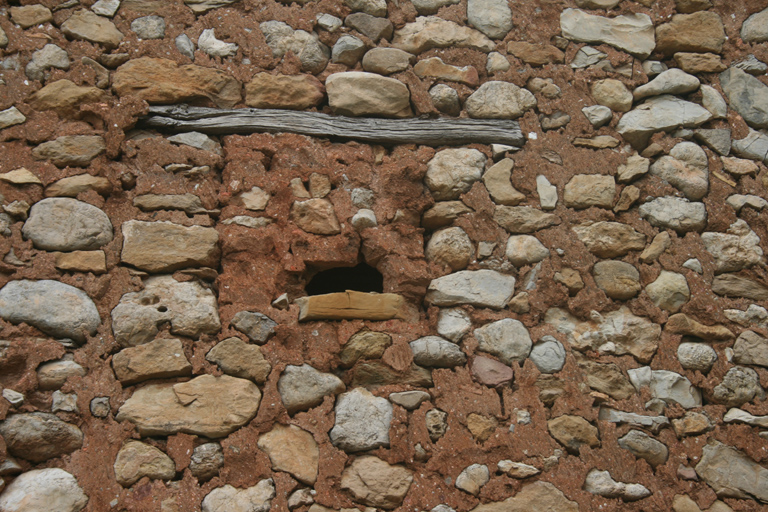 Détail de mise en oeuvre de la maçonnerie de gros-oeuvre dans une maison à la Maurelière (Senez) : moellons de calcaire et de grès liés au mortier de gypse.