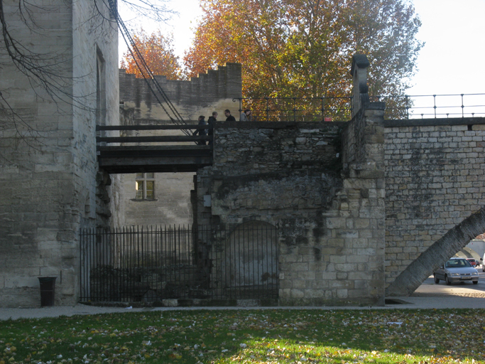 pont Saint-Bénezet ou pont d'Avignon, ses chapelles Saint-Bénezet et Saint-Nicolas et ses tours d'entrée dites Châtelet et tour Philippe-le-Bel