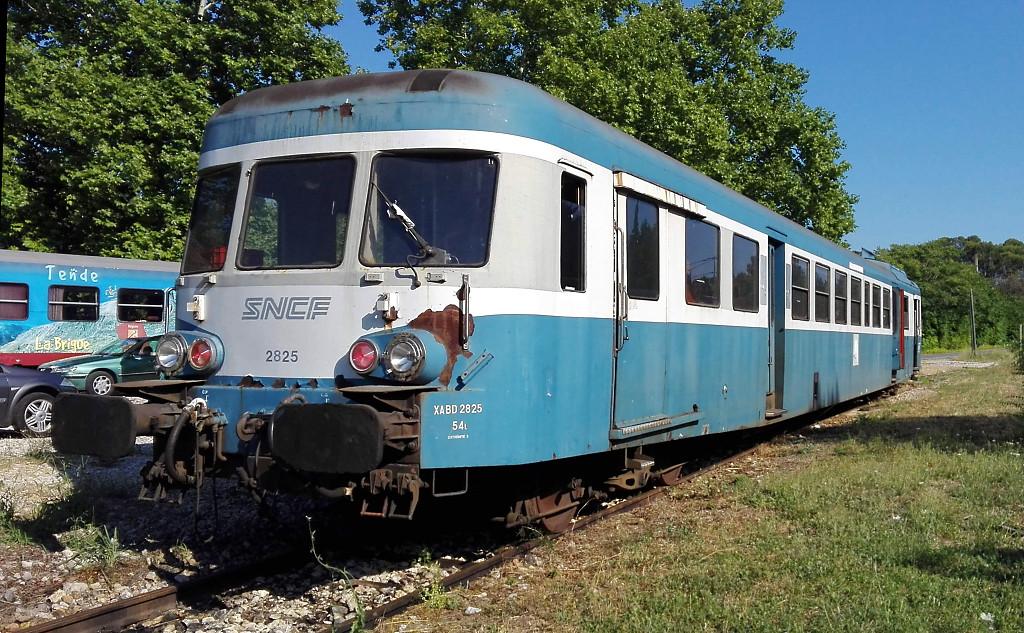 Matériel de transport ferroviaire : autorail X 2825 appartenant à la série des X 2800