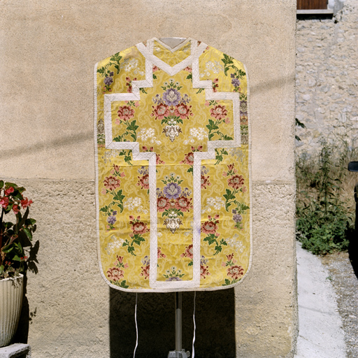 ensemble de vêtements liturgiques : chasuble, bourse de corporal, voile de calice (ornement jaune)