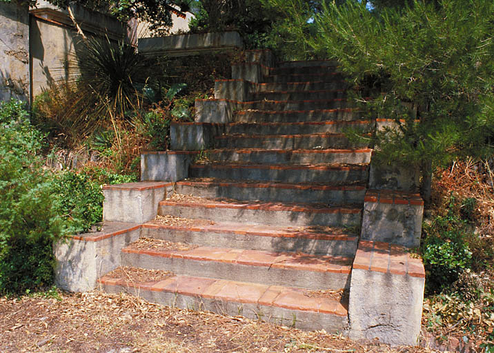 Le parc. Escalier reliant les terrasses sud du château.