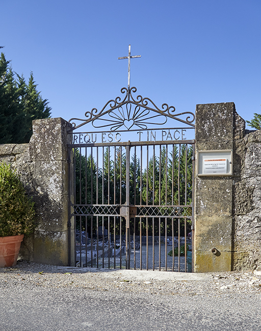 Vue du portail d'entrée catholique de la partie ancienne du cimetière.