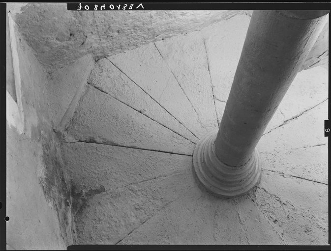 Escalier, plafond de la cage.