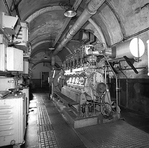 Centrale électrique. Vue avant droite d'un groupe.