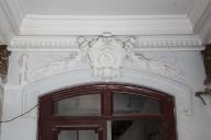 Immeuble 5, place Sadi-Carnot. Couloir d'entrée. Décor de gypserie : cuir orné d'un visage de profil à l'antique (Napoléon 1er ?).
