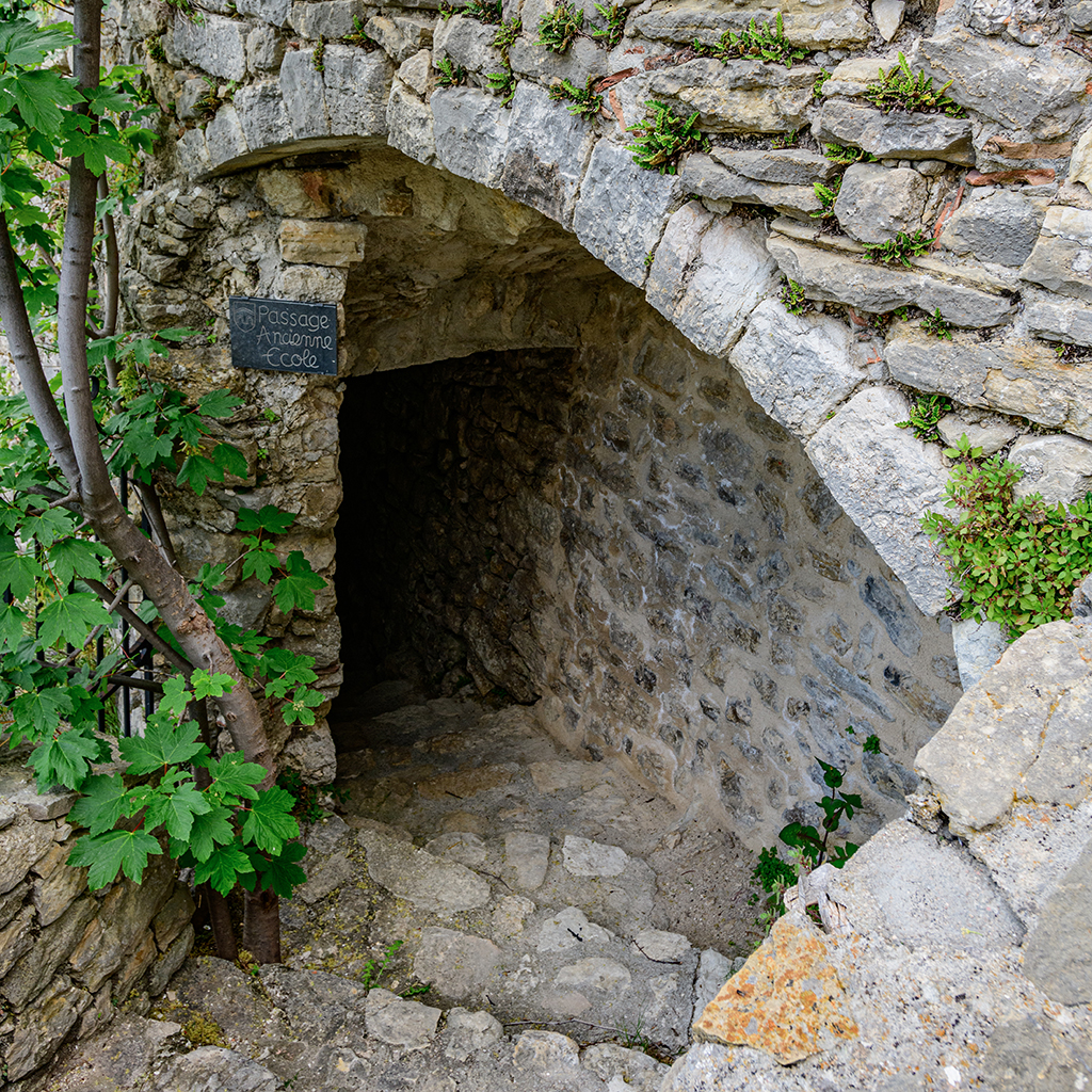 Passage couvert, sous la terrasse de la parcelle C 853. 