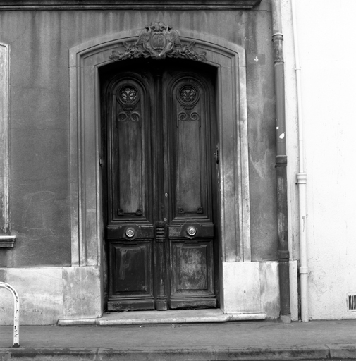 4, rue Célestin Gayol (maison parcelle 392). Encadrement en pierre de taille avec décor sculpté et menuiserie de la porte d'entrée.
