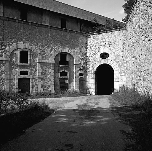 Casemates C (manutention). Extrémité droite de la façade. A droite, porte d'Embrun.