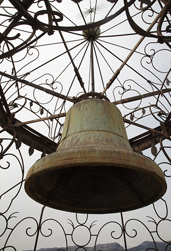 Détail du campanile et de la fausse cloche sur  la plate-forme sommitale de la tour de l'horloge.