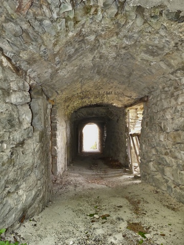 Courtine ouest, partie sud. Passage couvert du Tunnel, vue de volume prise du nord.