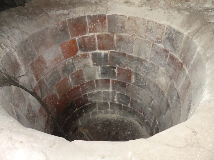 Cuve vinaire dans le cellier d'une maison du bourg de Ribiers.