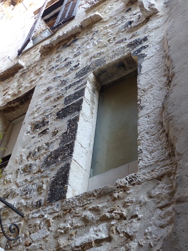 Elévation ouest, deuxième niveau. Porte avec linteau sur coussinets et piédroits à arêtes vives.