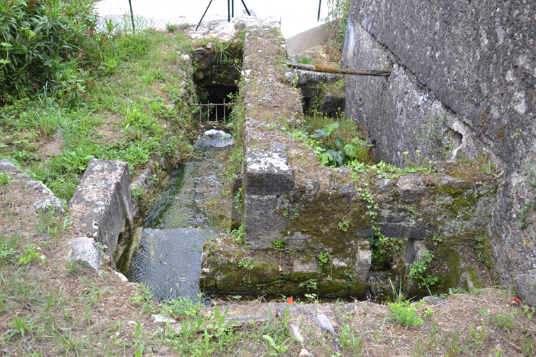 Moulin à huile, scierie à bois puis moulin à huile et ressence, actuellement logement