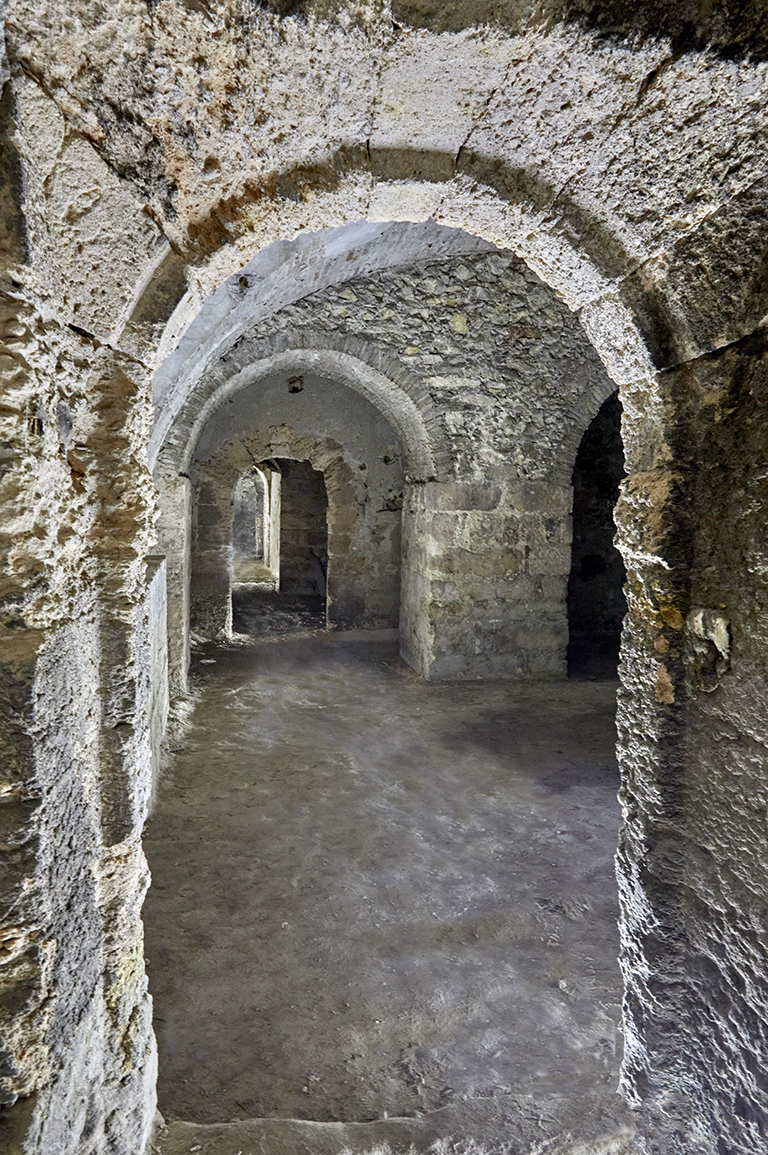 Fort St Nicolas : souterrain sous l'aile sud, cave de l'ancien logis sud XVII siècle, porte de communication à arrière-voussure de Marseille.