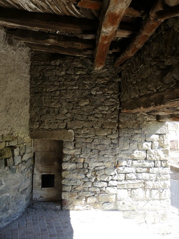 Courtine est. Passage couvert du Portallet, mur nord. Ouverture murée du chemin de ronde inférieur.