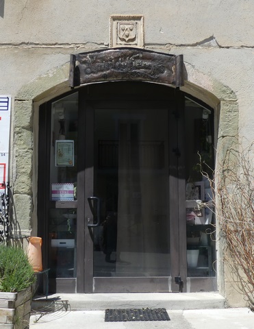 Elévation sud, premier niveau. Porte charretière surmontée d'un bas-relief.