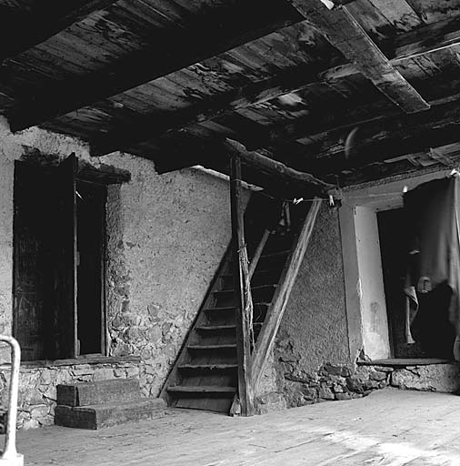 Espace de circulation. Premier étage. Vue vers l'escalier d'acès au balcon du deuxième étage. Portes de la grange et de la chambre est.