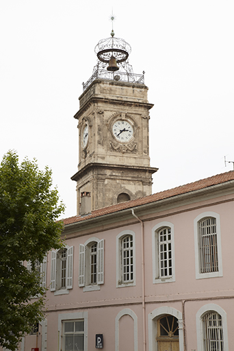 Détail de la façade de la petite aile raccord nord, dominée par la tour de l'horloge.