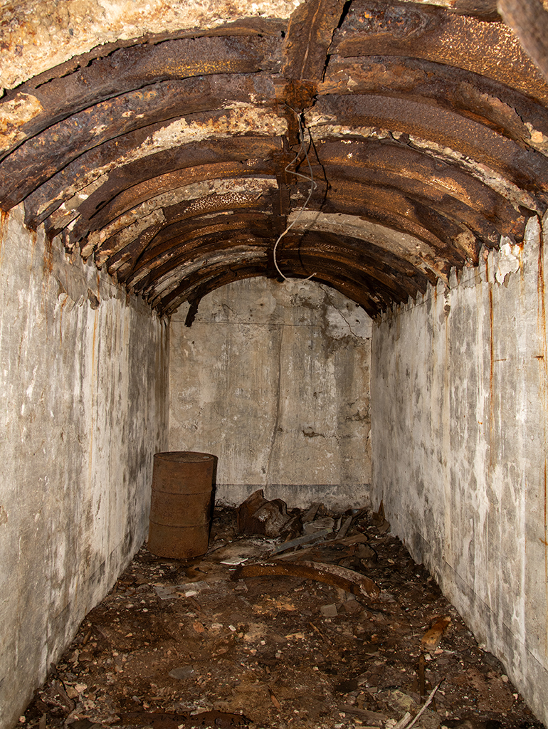 abri semi-enterré en pierre et béton près du poste de direction de tir, intérieur de la salle sous charpente métallique