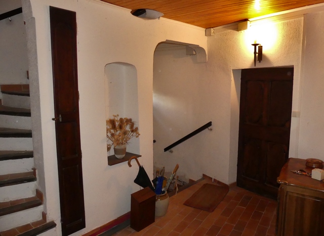 Partie nord. Rez-de-chaussée surélevé, vestibule. Vue de volume prise du sud-est.