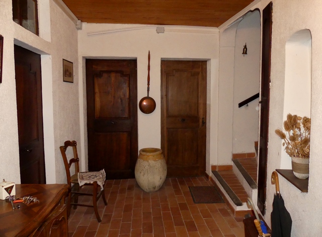 Partie nord. Rez-de-chaussée surélevé, vestibule. Vue de volume prise du nord.