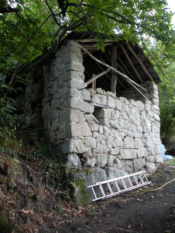 Entrepôt agricole à proximité d'une ferme, quartier des Gastres : séchoir à grande loggia en partie haute.