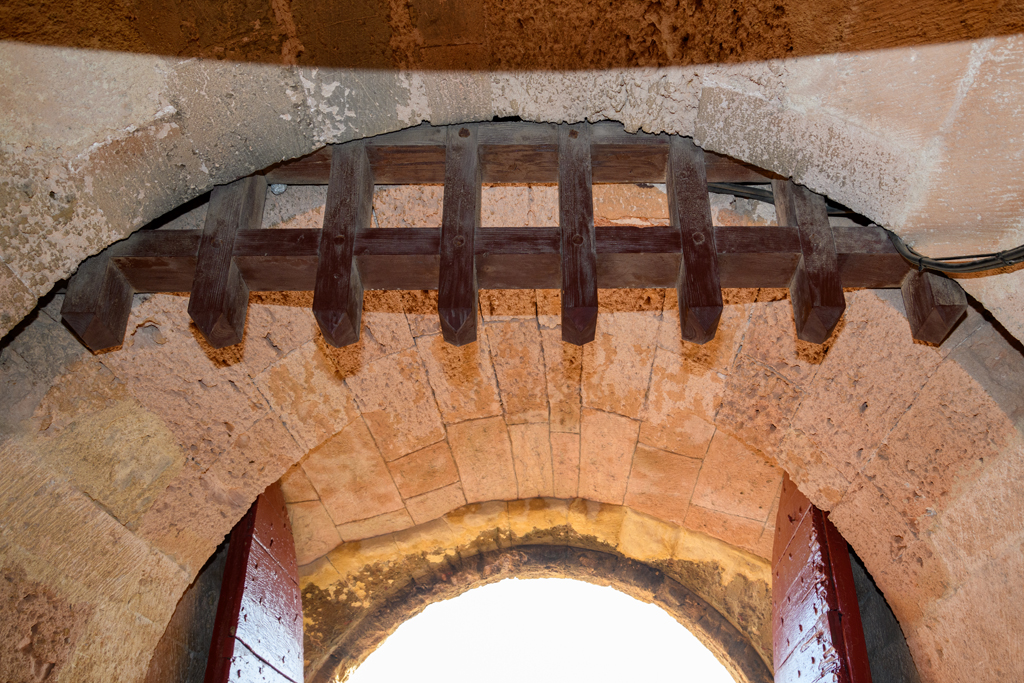 Donjon, détail du voûtement du passage d'entrée, herse et vantaux