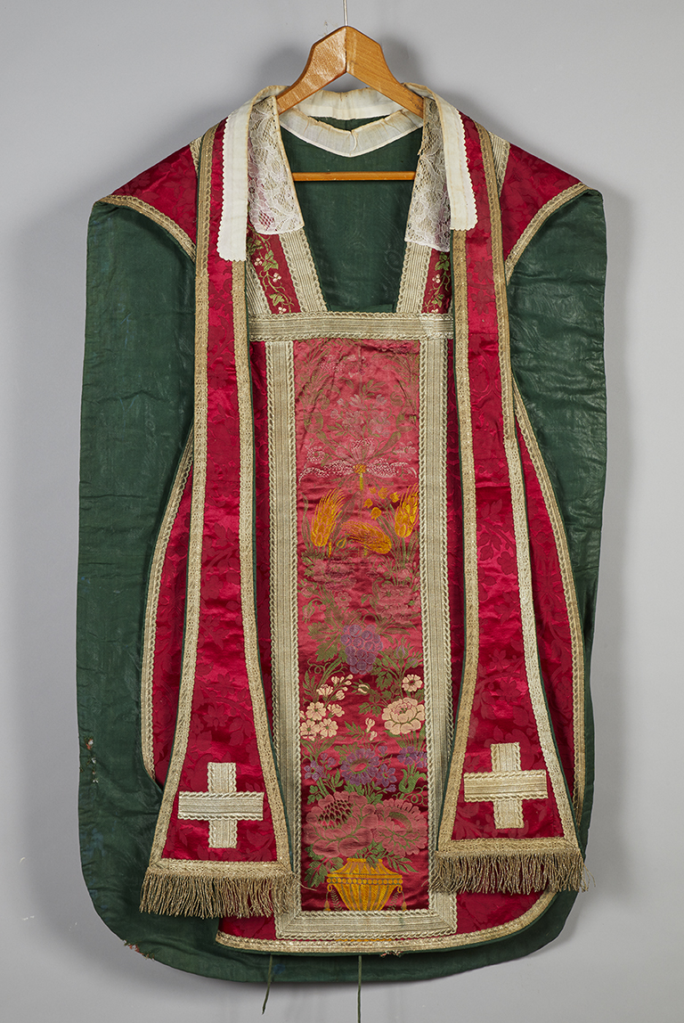 Ornement rouge (n°1) : chasuble, étole, voile de calice