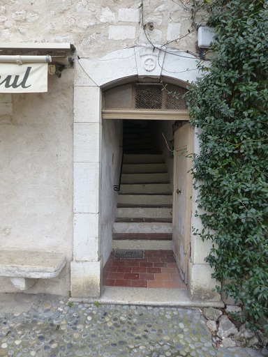 Maison (2022 AY 270). Escalier droit en front de parcelle, en position latérale.